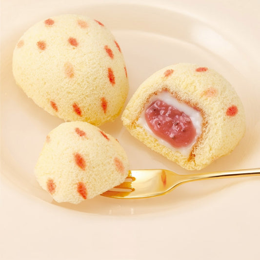 Ginza Ichigo Cake close-up showing strawberry jam and milk cream filling
